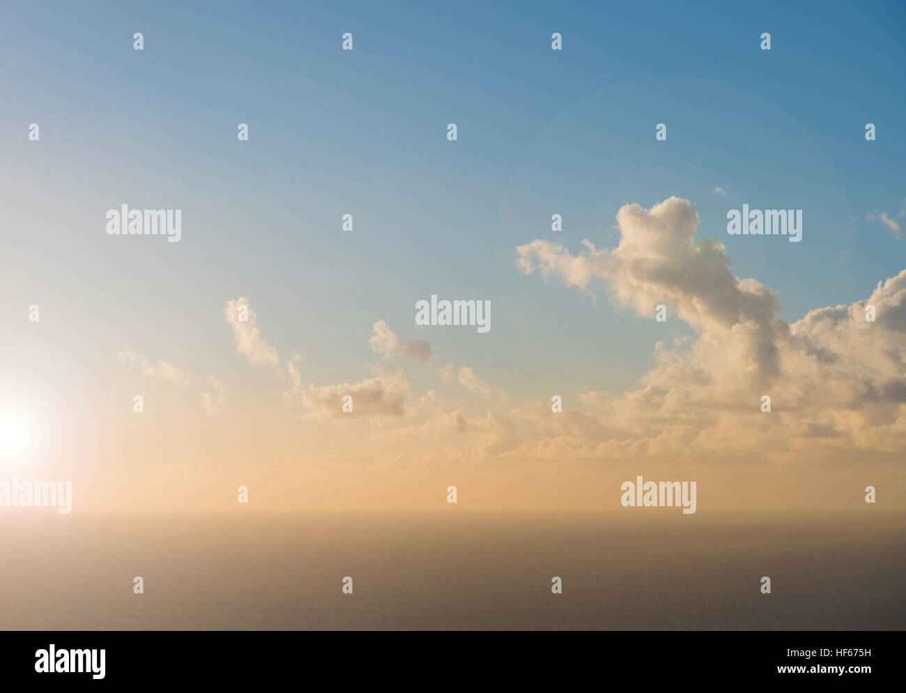 Au-dessus de l'eau ciel coucher de soleil - Ciel et nuages panorama Banque D'Images