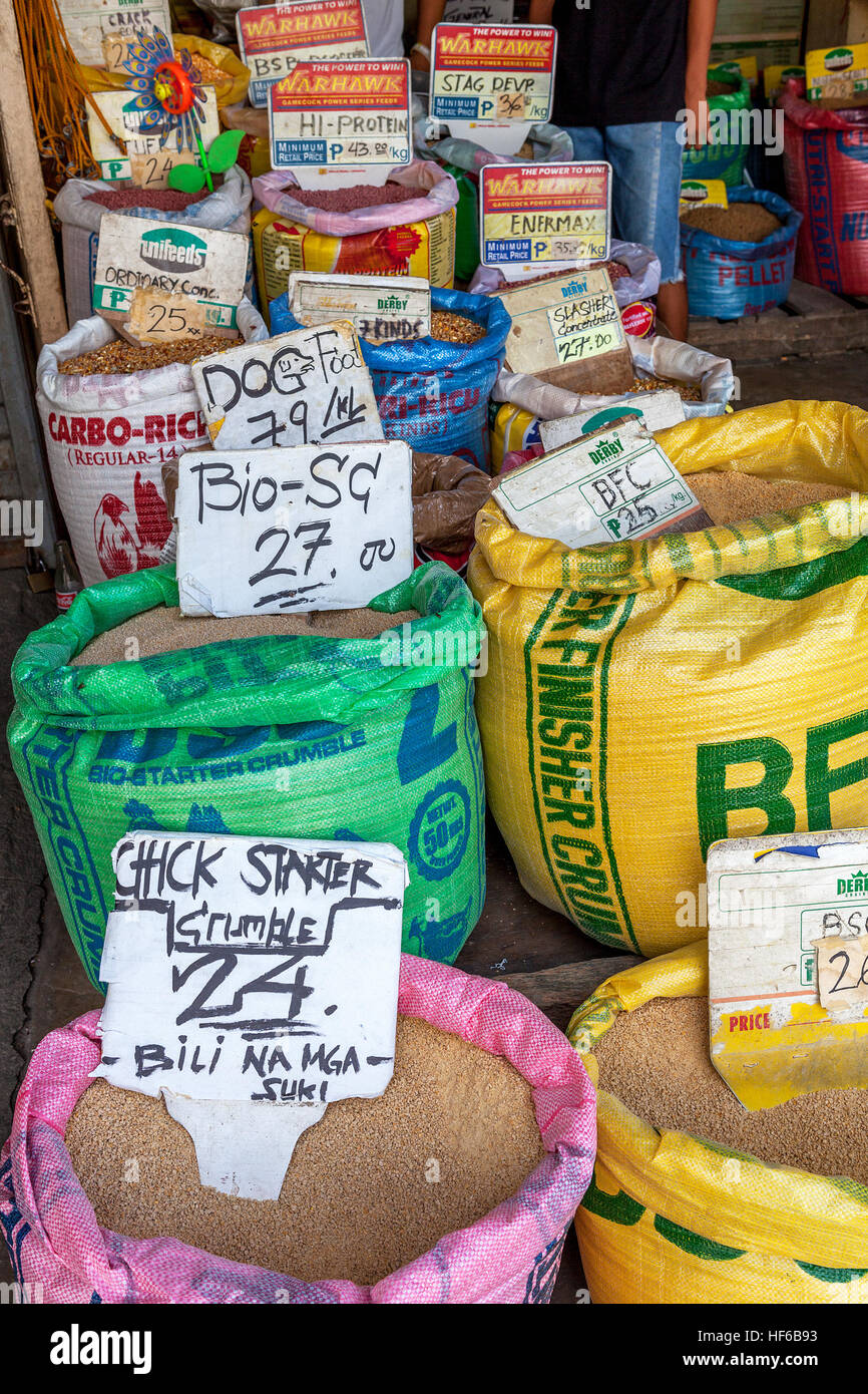 Cinquante livres en plastique sacs de nourriture pour animaux à vendre aux Philippines. Banque D'Images