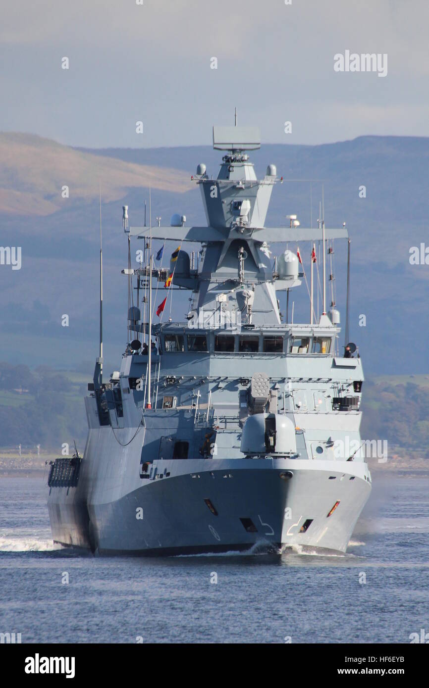 Le FGS Ludwigshafen am Rhein (F264), une corvette de classe Braunschweig de la marine allemande, de partir pour l'exercice Joint Warrior 16-2. Banque D'Images