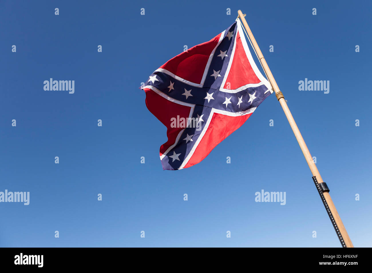 Drapeau des confédérés sur perche au-dessus de ciel bleu. Banque D'Images