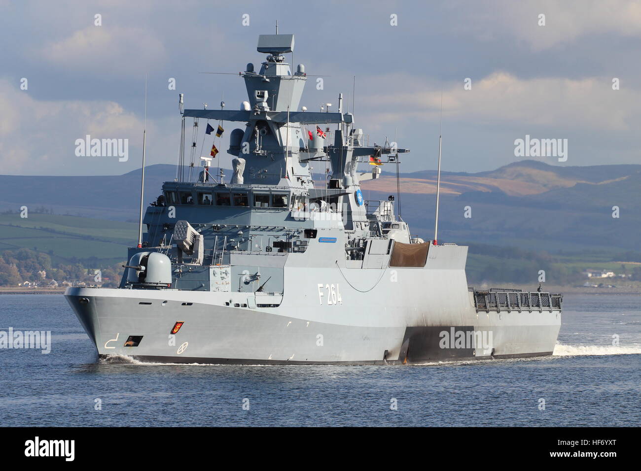 Le FGS Ludwigshafen am Rhein (F264), une corvette de classe Braunschweig de la marine allemande, de partir pour l'exercice Joint Warrior 16-2. Banque D'Images