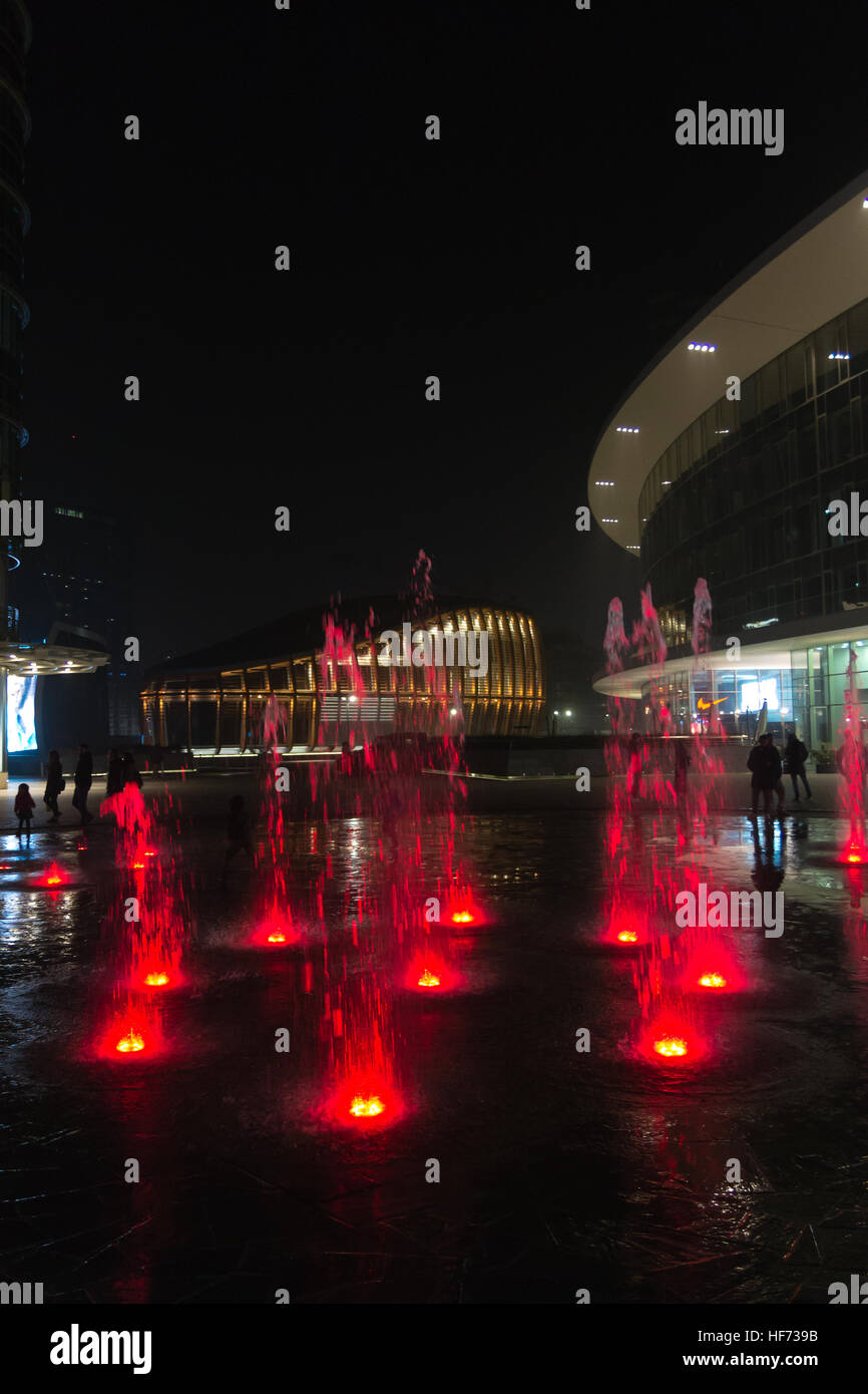 MILAN, ITALIE - 30 octobre 2016 : financial district Vue de nuit. L'eau des fontaines illuminées. Les gratte-ciel modernes dans Gae Aulenti square. La banque Unicredit à Banque D'Images