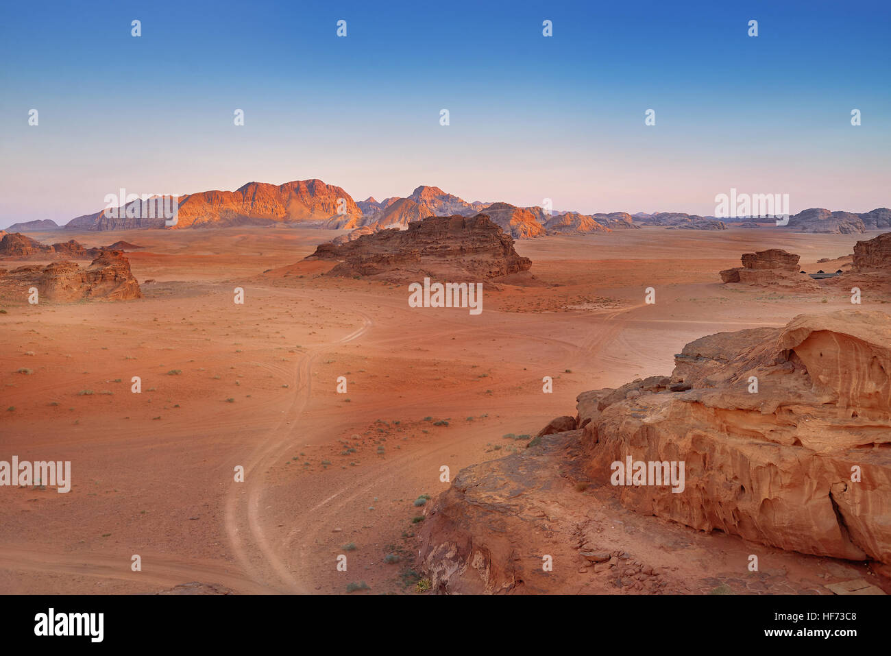 Vue panoramique de Wadi Rum contre ciel clair au lever du soleil, Désert d'Arabie, Jordanie Banque D'Images