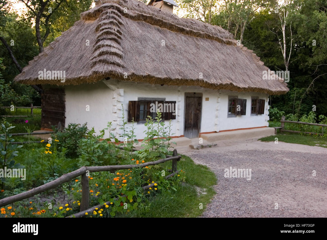 Maison de village ukrainien authentique.Un ukrainien typique maison ancienne, dans Pirogovo près de Kiev Banque D'Images