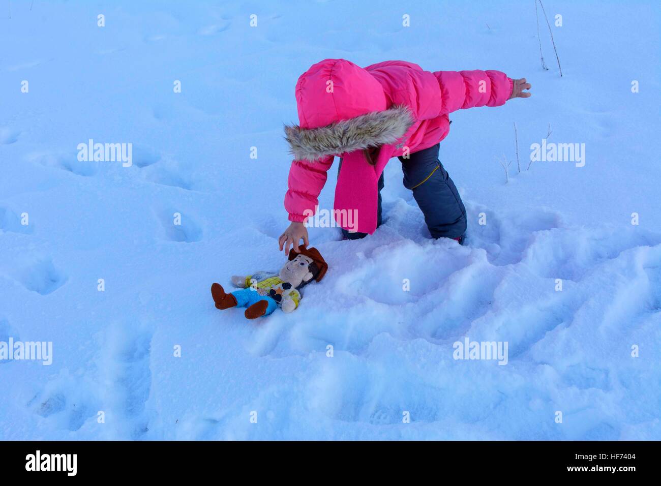 Peluche pour les enfants sur la neige blanche est l'un Banque D'Images