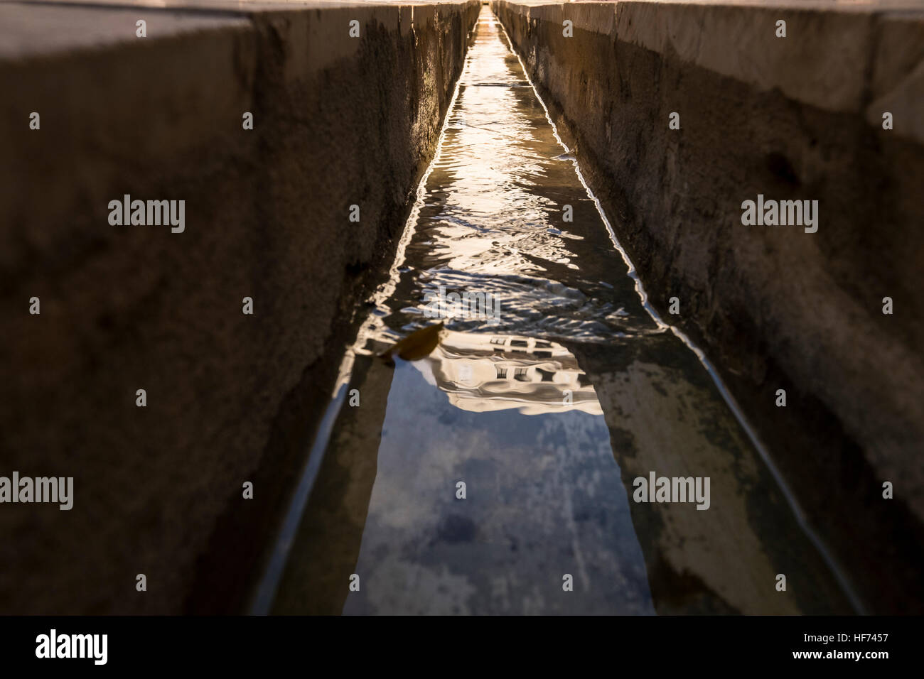 La réflexion de la construction et du ciel dans l'eau canal sur Mercaderes, La Havane, Cuba. Banque D'Images La réflexion de la construction et du ciel dans l'eau canal sur Mercaderes, La Havane, Cuba. Banque D'Images