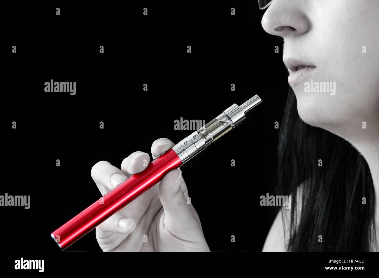 Jeune femme fume une cigarette électronique. Wallpaper abstrait avec couleur isolé Banque D'Images