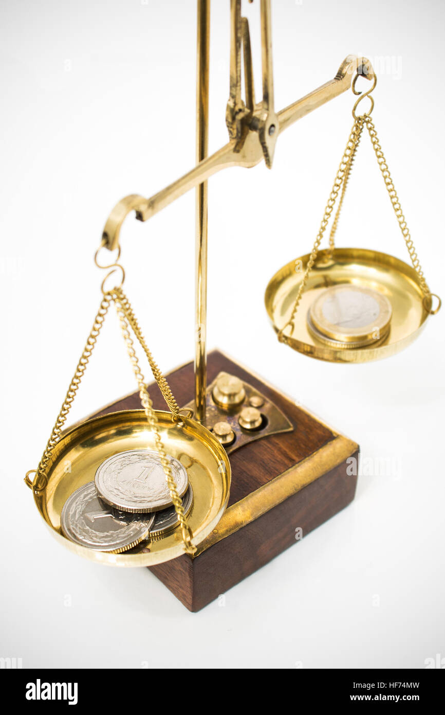 Pièces de monnaie polonaise sur les balances Banque D'Images
