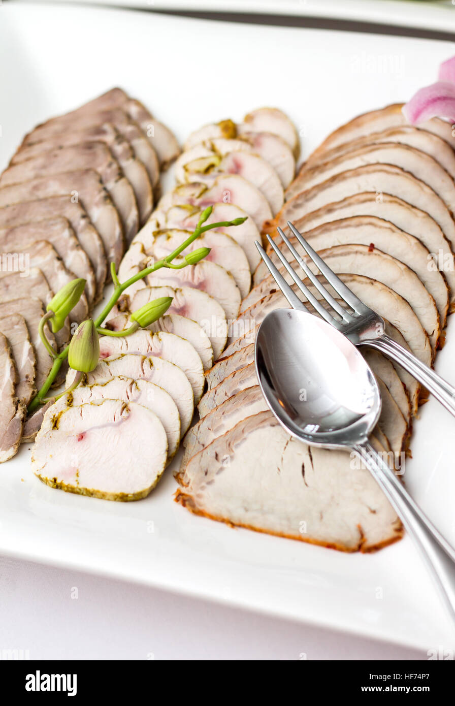 Plat avec des tranches de jambon. Composition de la plaque Banque D'Images