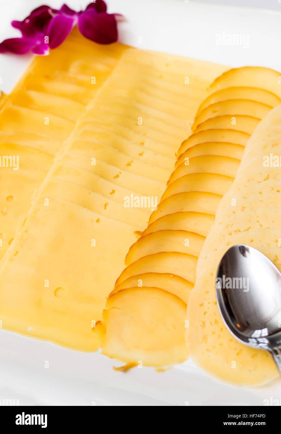 Différents types de fromage tranches de ​​On une plaque Banque D'Images