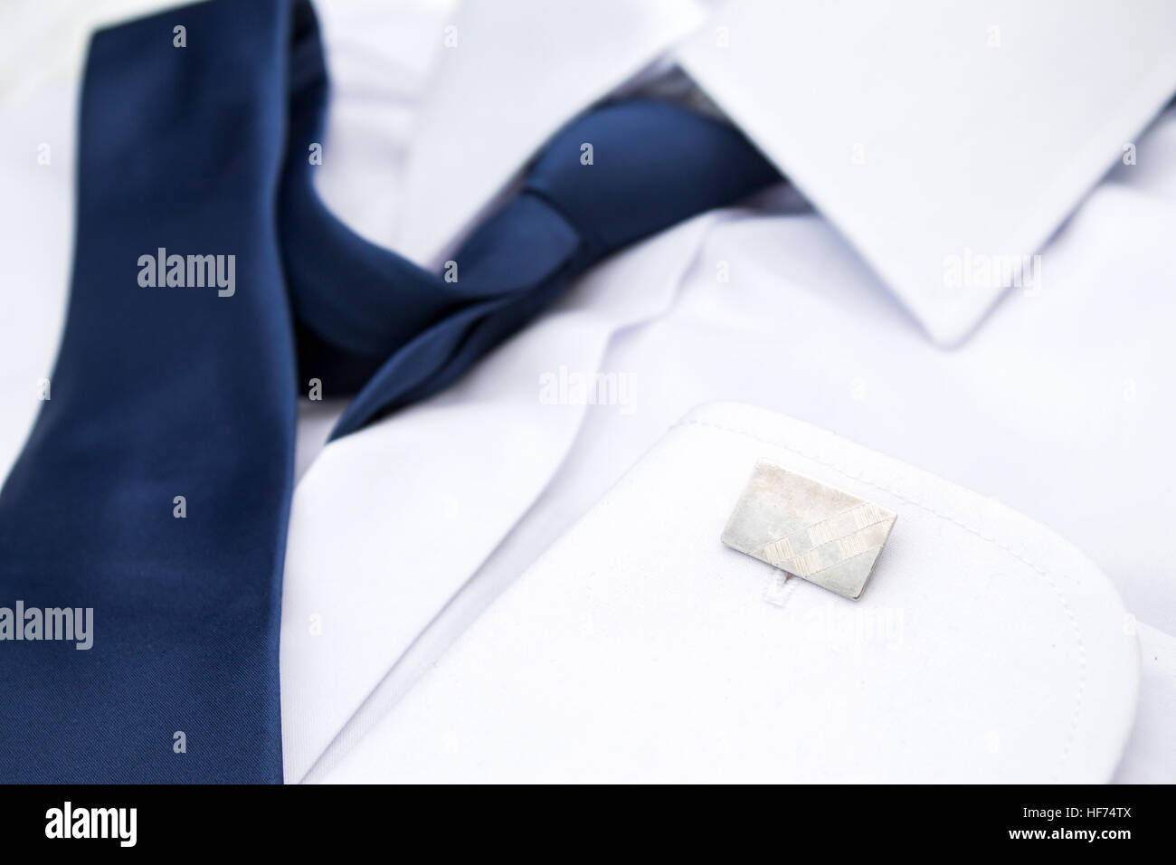 L'homme chemise blanche avec Cravate et Boutons de manchette bleu Banque D'Images