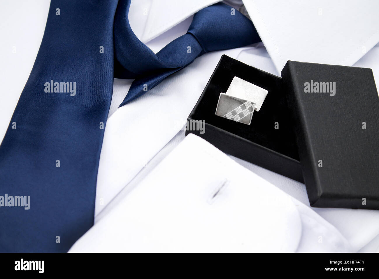 L'homme chemise blanche avec Cravate et Boutons de manchette bleu Photo  Stock - Alamy