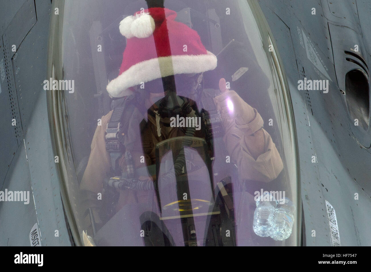 Un pilote de l'US Air Force dans un General Dynamics F-16 Fighting Falcon avions porte un Santa Claus hat tout en volant le jour de Noël 25 décembre 2016 sur l'Irak. Banque D'Images