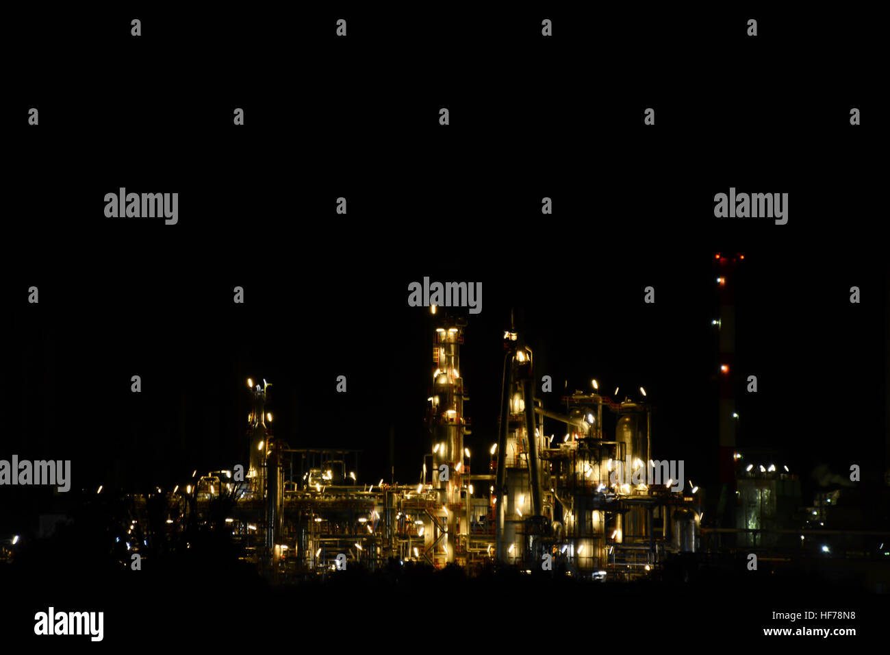 Une raffinerie de pétrole ou de raffineries dans la nuit Banque D'Images