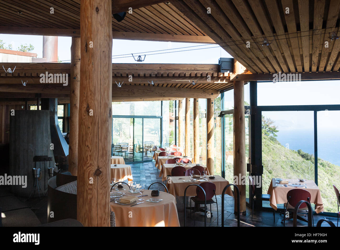 Marché exclusif jusqu'à la Sierra Mar Restaurant Post Ranch Inn hôtel de luxe à Big Sur.coin donnant sur l'océan pacifique,USA. Banque D'Images