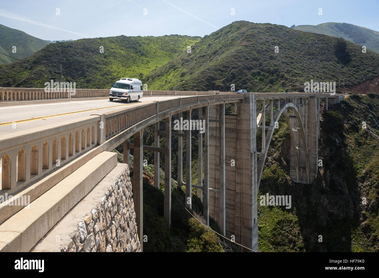 Location,voitures,sur,lent,liquidation,scenic,route,at, Bixby, pont, sur, la Route Nationale 1, la Pacific Coast Highway, PCH, Californie,USA,United States of America, Banque D'Images