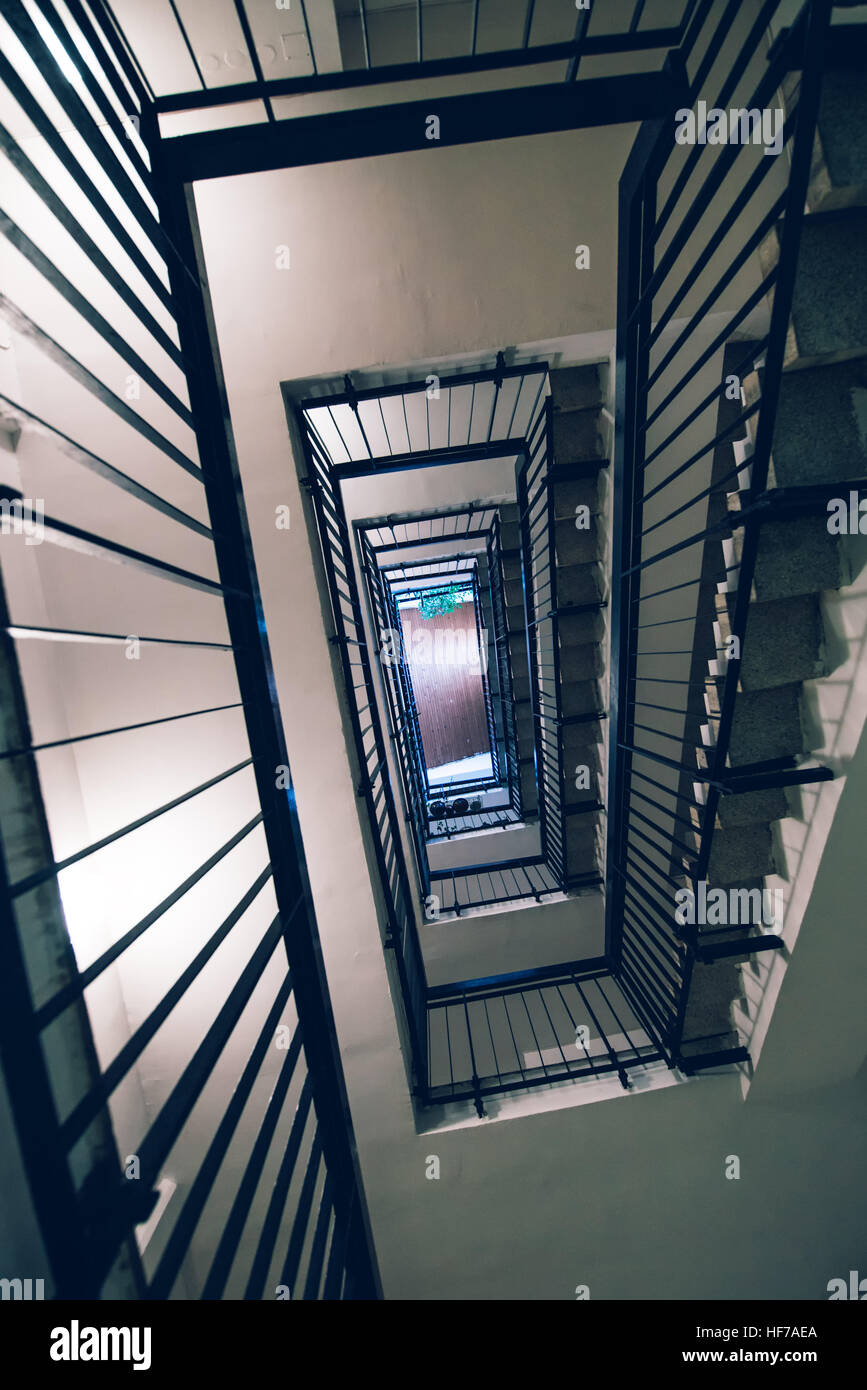Escalier construction résidentielle à partir de ci-dessous, résumé fond architectural Banque D'Images
