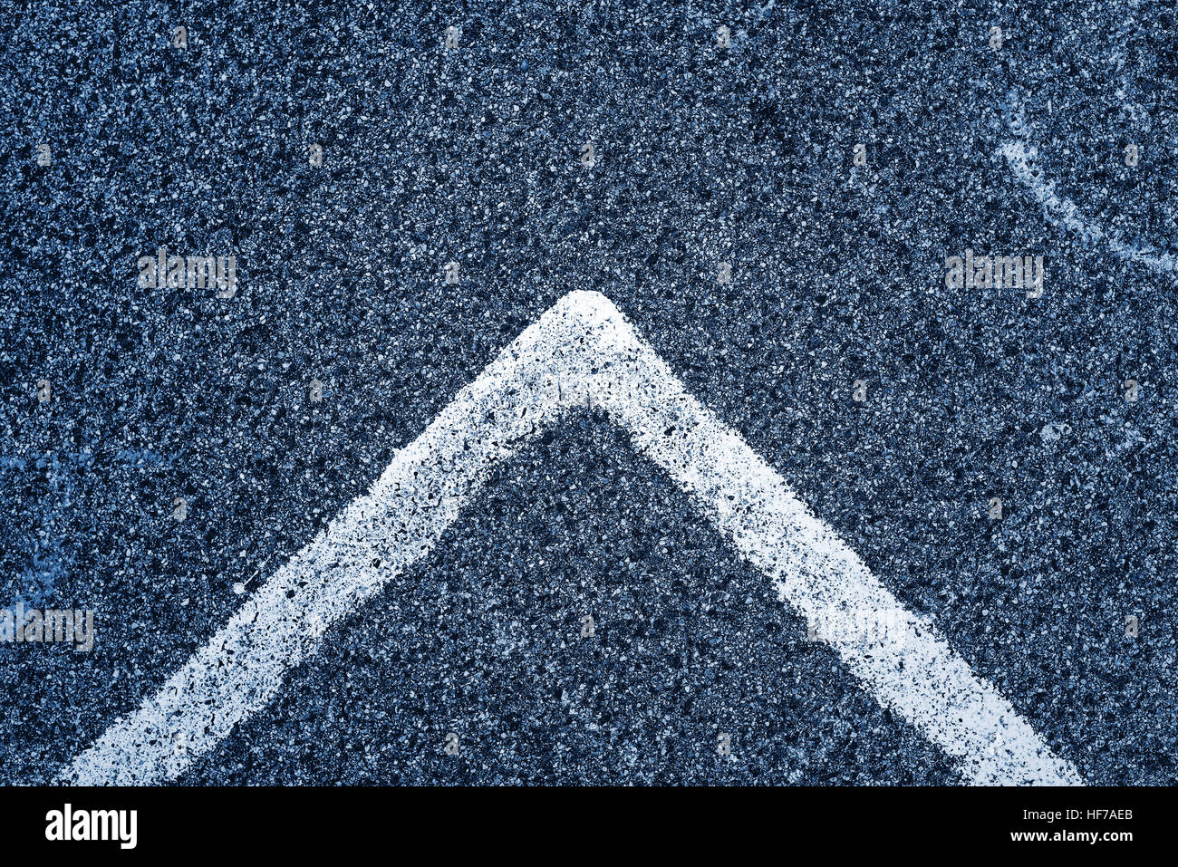 Ligne blanche et la route d'asphalte comme motif de fond simple, urbain surface texture à utiliser pour l'élément de design minimaliste Banque D'Images