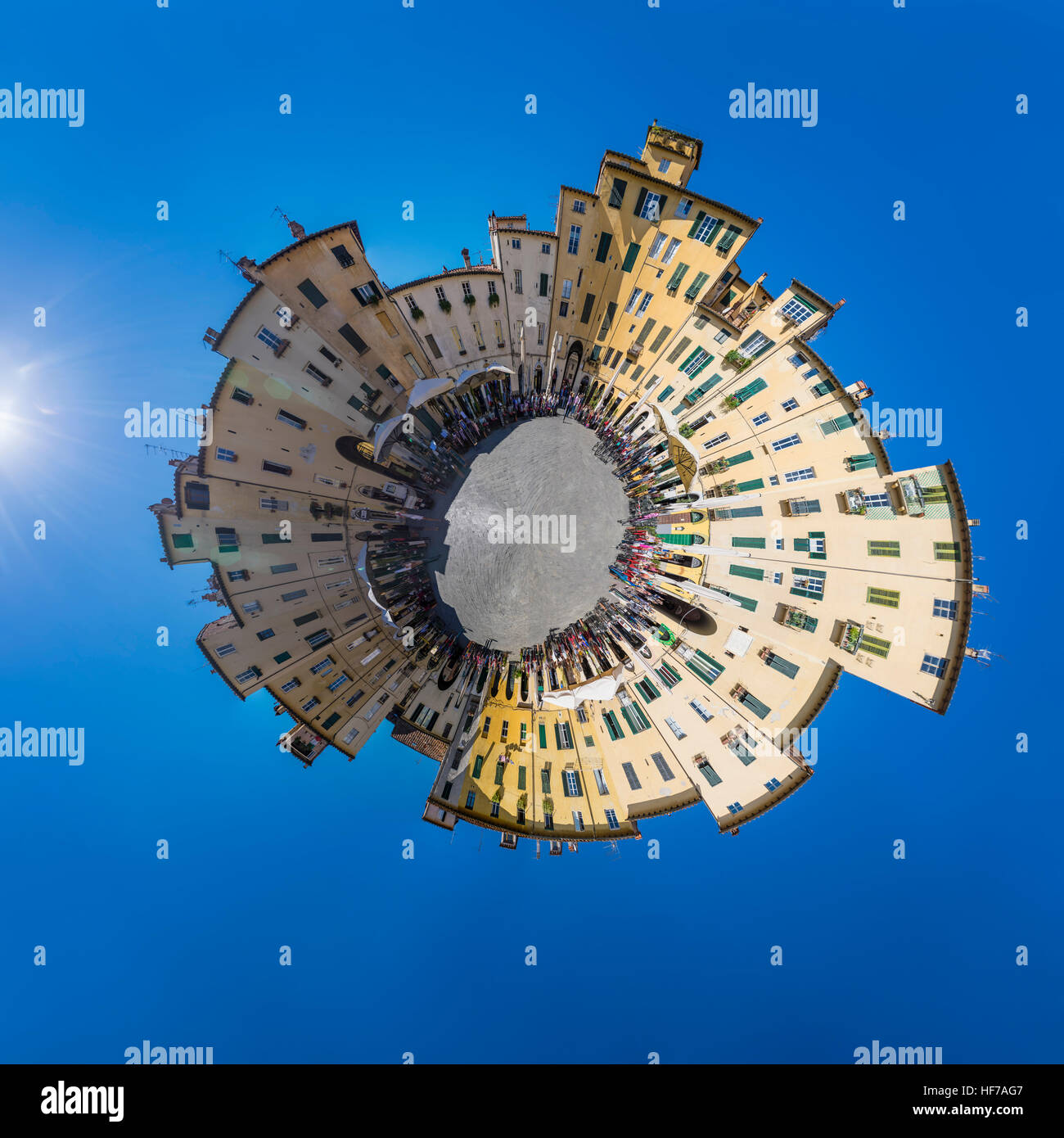 Panorama de 360 degrés de la Piazza dell'Anfiteatro à Lucca, Italie, comme une petite planète. Banque D'Images