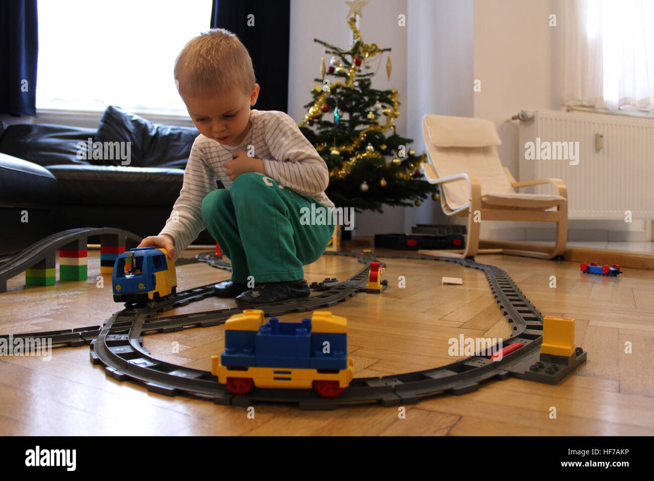 Garçon, bébé, enfant, former, Lego, Duplo, Noël, cadeau, présent, jouer,  jouer Photo Stock - Alamy