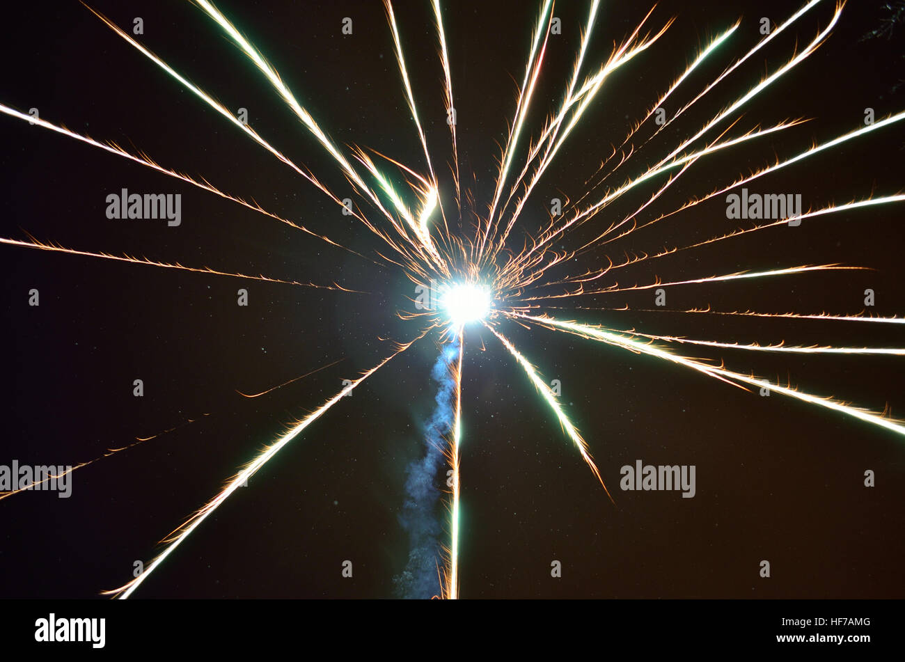 Bonne année firework sur ciel nocturne Banque D'Images