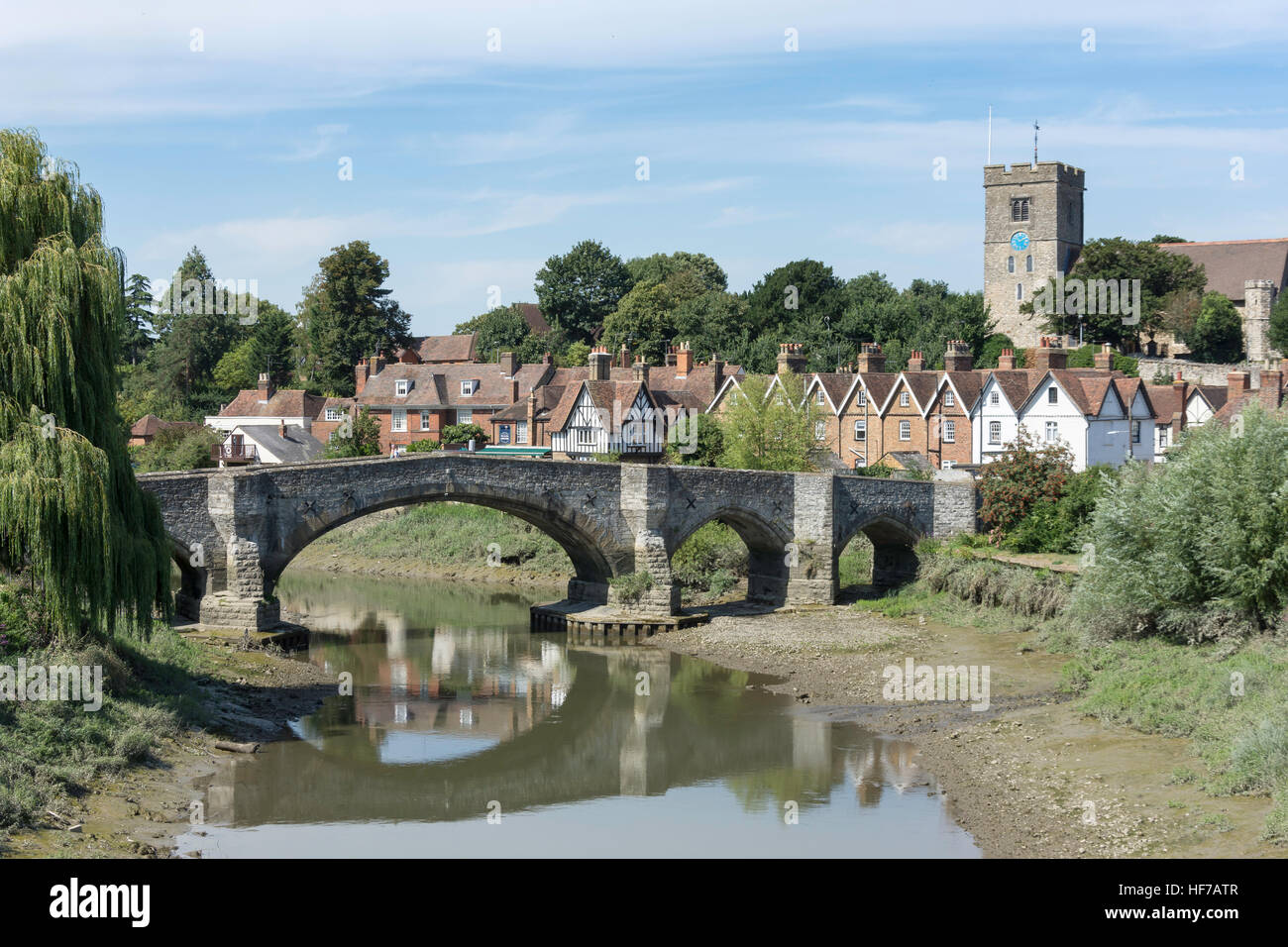 Village vue sur rivière Medway, Aylesford, Kent, Angleterre, Royaume-Uni Banque D'Images