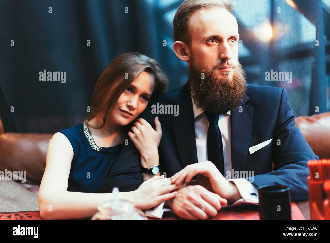 Couple d'amoureux dans un restaurant Banque D'Images