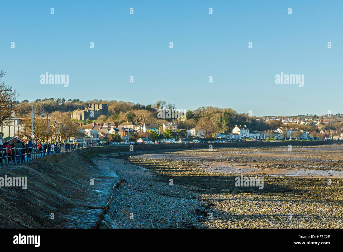 Le front de mer de mumbles, sur la côte de la Baie de Swansea, dans le sud du Pays de Galles, montrant château d'oystermouth Banque D'Images