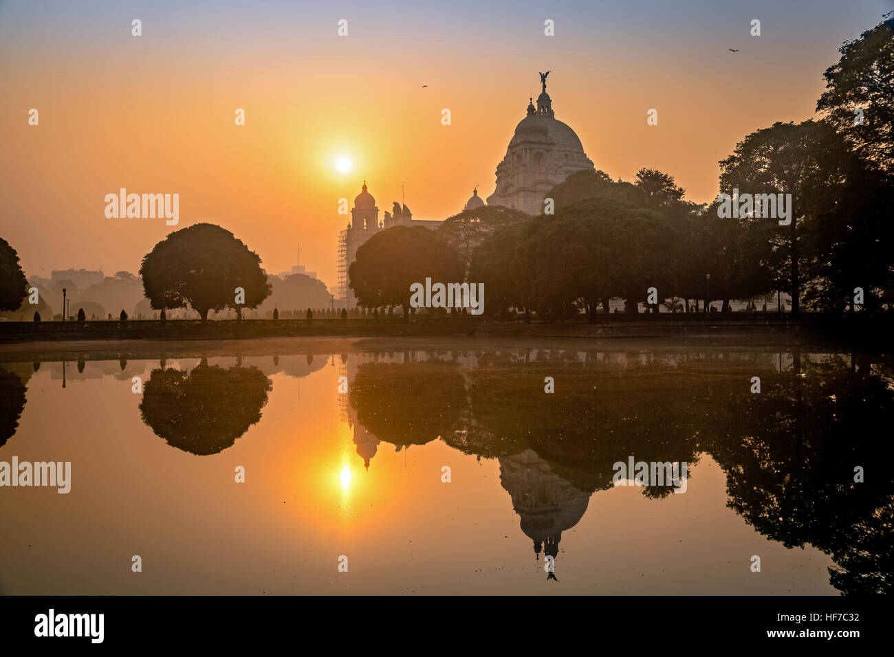 Victoria Memorial monument architectural monument et musée au lever du soleil dans un effet de silhouette. Banque D'Images