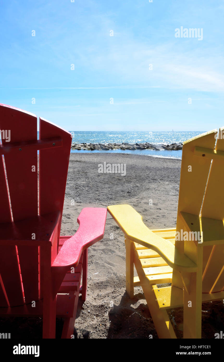 Close-up d'une rouge et jaune une uskoka «' chair sur la plage. Banque D'Images