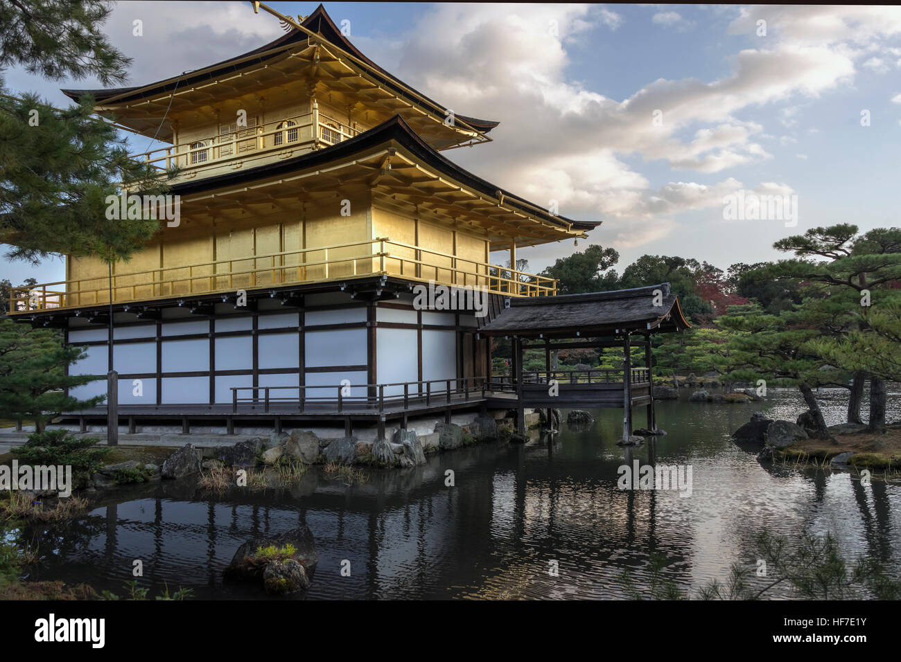 Le Kinkaku-ji de l'arrière avec une jetée, Kyoto, Japon Banque D'Images