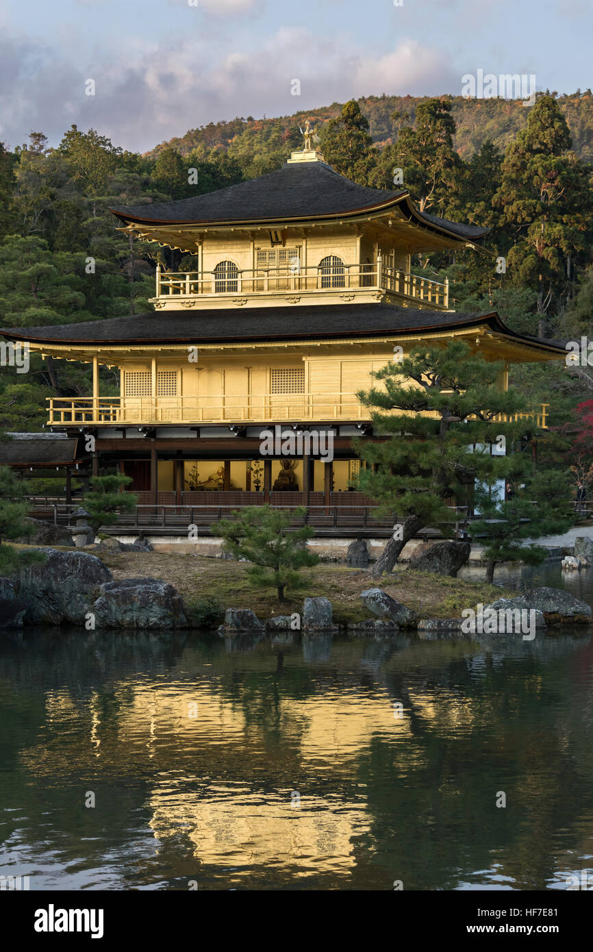 Le pavillon d'or (Kinkaku-ji) à l'automne, avec une réflexion complexe Rokuon-ji, Kyoto, Japon Banque D'Images