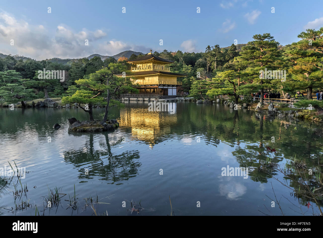 Le Kinkaku-ji (Pavillon d'or), temple bouddhiste Zen à l'automne avec des réflexions, Rukuon-ji temple complexe, Kyoto, Japon Banque D'Images
