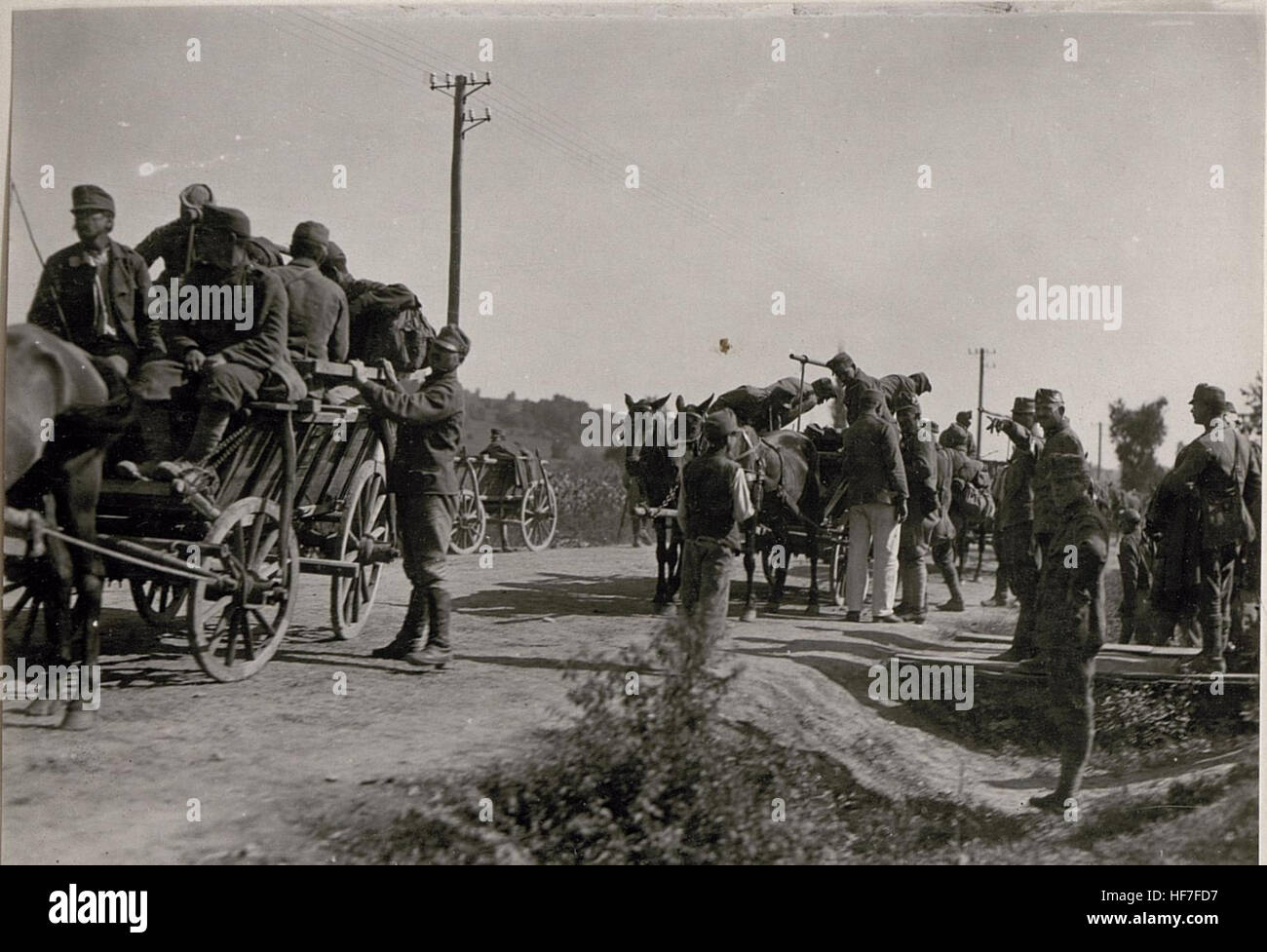 Ce document des collections Europeana représente un transport de soldats légèrement blessés pendant la première Guerre mondiale. Il s’agit d’un dossier historique de la logistique militaire et du transport médical pendant la guerre, soulignant les efforts déployés pour soigner les soldats blessés sur le terrain. Banque D'Images