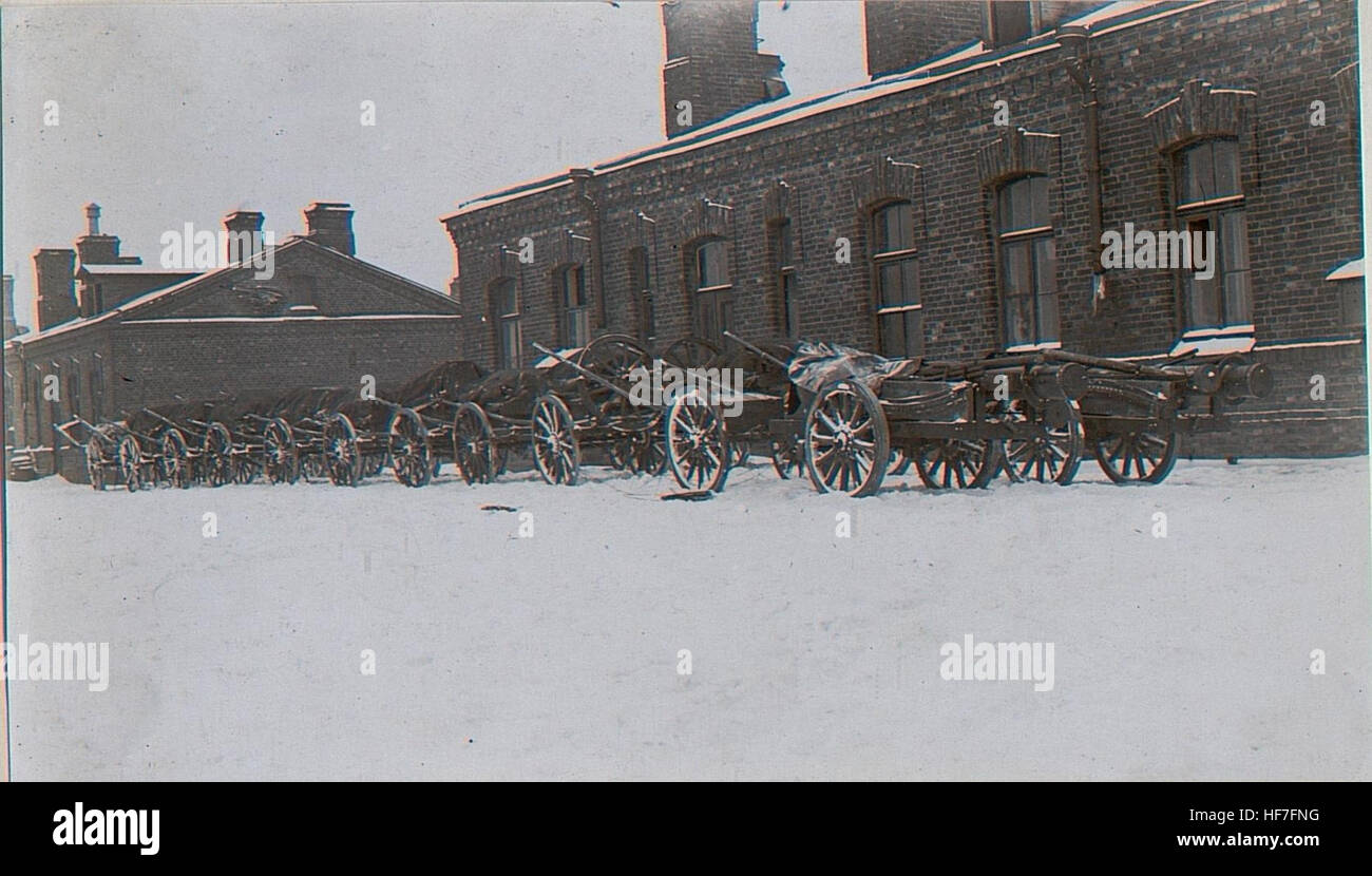 Le Luftminenwerfer de 20 cm, utilisé pendant la première Guerre mondiale, était un mortier de tranchée allemand conçu pour lancer de gros obus explosifs. Cette image, tirée des collections Europeana, souligne son rôle dans les stratégies d’artillerie de la guerre. Banque D'Images