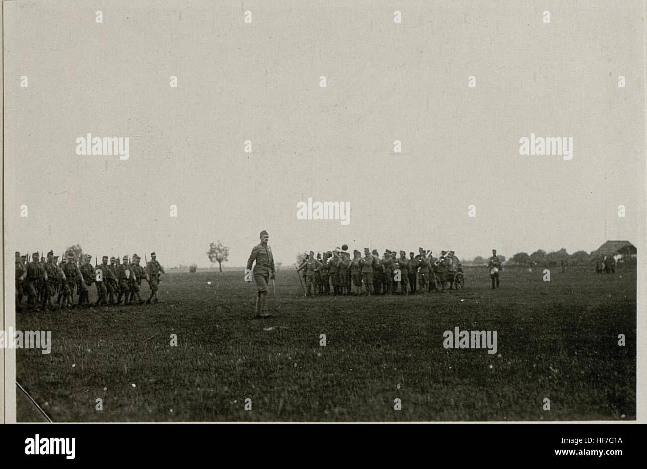 Cette photographie documente la cérémonie de consécration du drapeau du 93e régiment d'infanterie de réserve, qui faisait partie de l'armée allemande pendant la première Guerre mondiale, tenue à Neu Zuczka. L'image fait partie des collections Europeana de la période 1914-1918. Banque D'Images