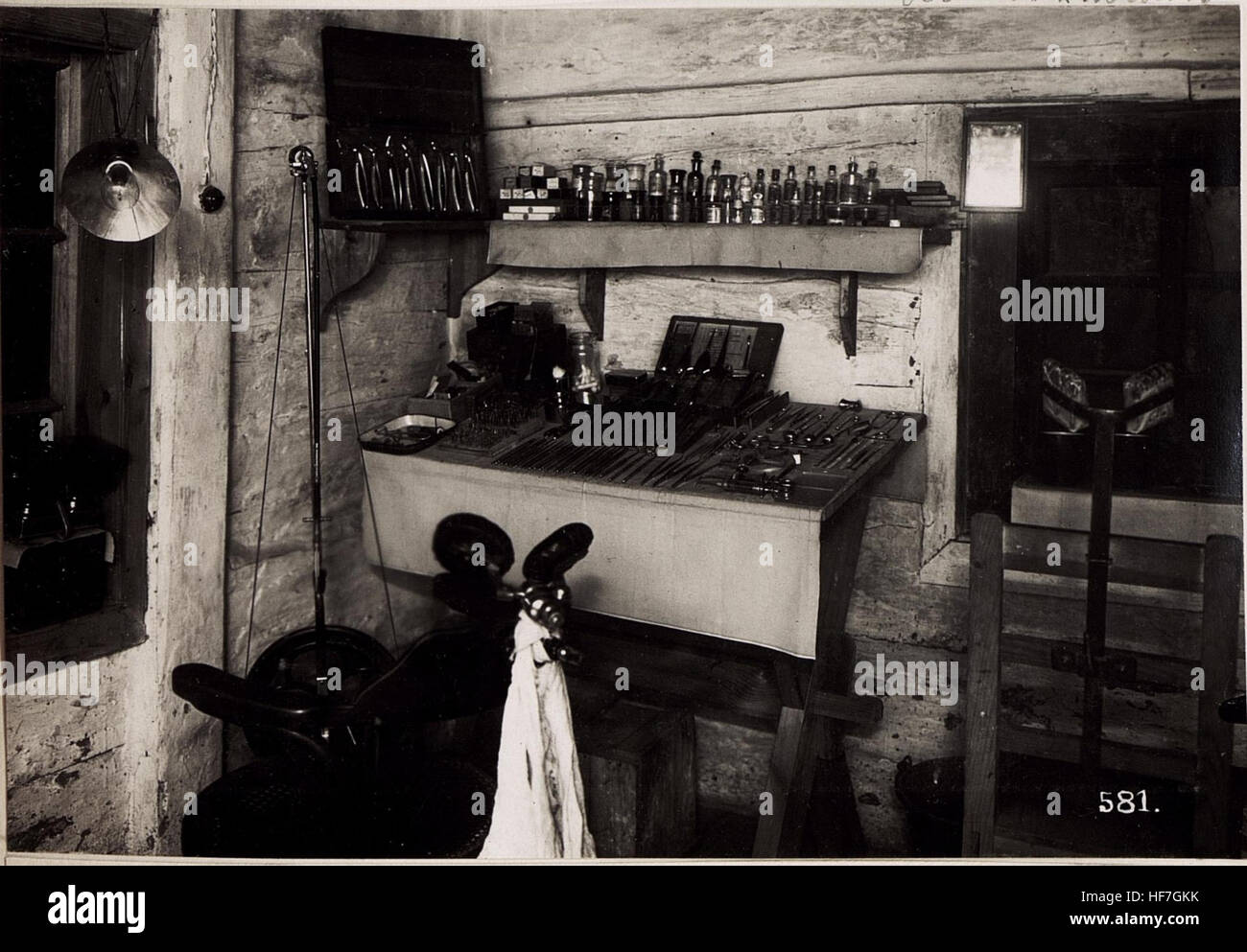 Une photographie historique de la première Guerre mondiale, montrant l'intérieur de la clinique dentaire de Mikuliczy, conservée dans les collections Europeana, illustrant les installations médicales pendant la guerre. Banque D'Images