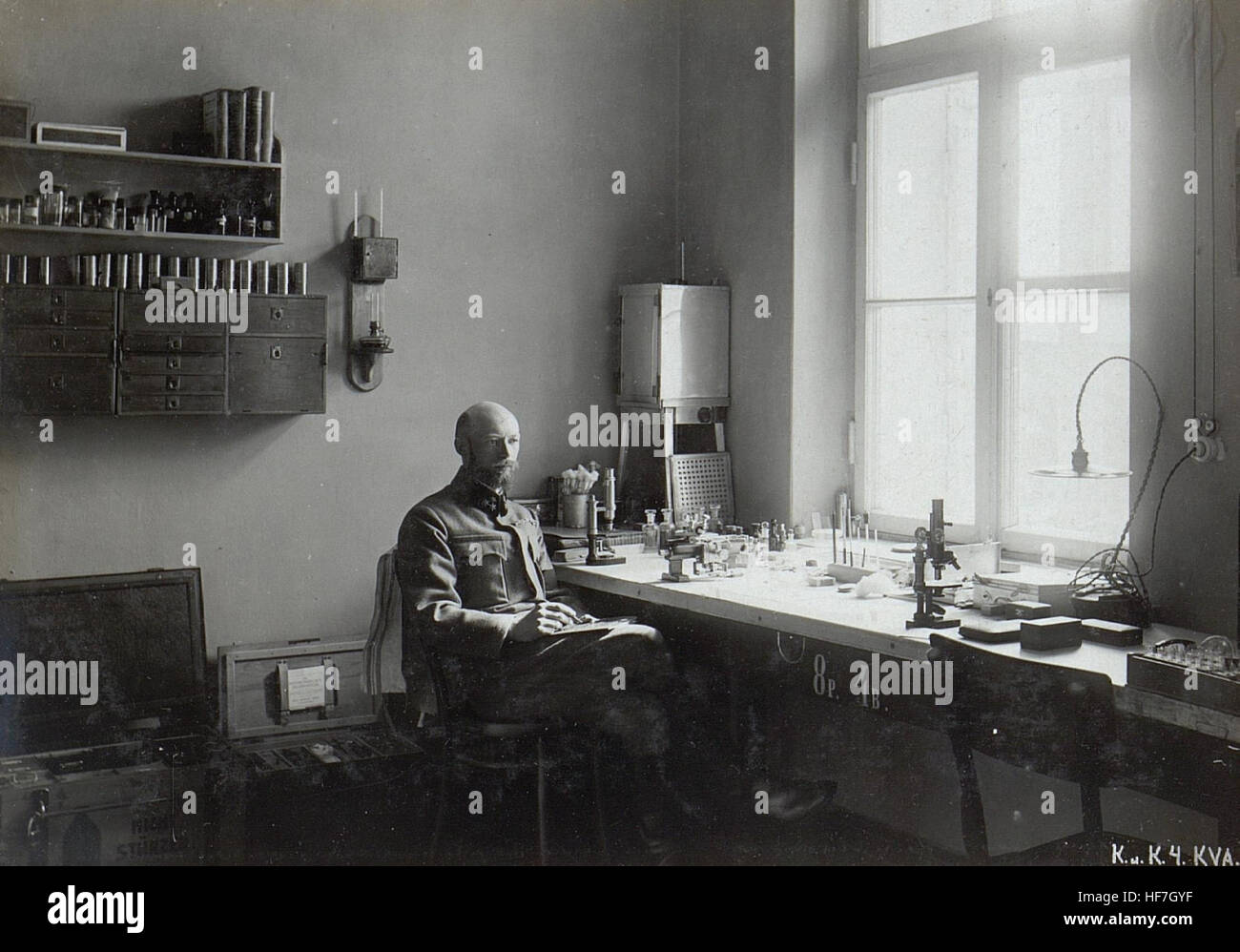 Cette image historique intitulée 'Bakteriologisches Laboratorium Objekt 75 15695014' se rapporte à la première Guerre mondiale et représente un laboratoire bactériologique utilisé pendant le conflit. L'image représente les efforts scientifiques dans la guerre. Banque D'Images