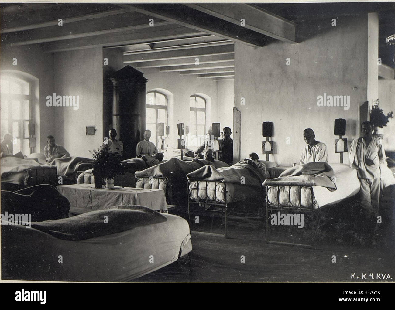 Cette photographie est extraite du *Chirurgische Abteilung* (Département de chirurgie) pendant la première Guerre mondiale, qui fait partie des collections Europeana. Il montre les opérations chirurgicales et médicales dans des contextes militaires, documentant les efforts dans les soins de santé sur le champ de bataille au cours de 1914-1918. Banque D'Images