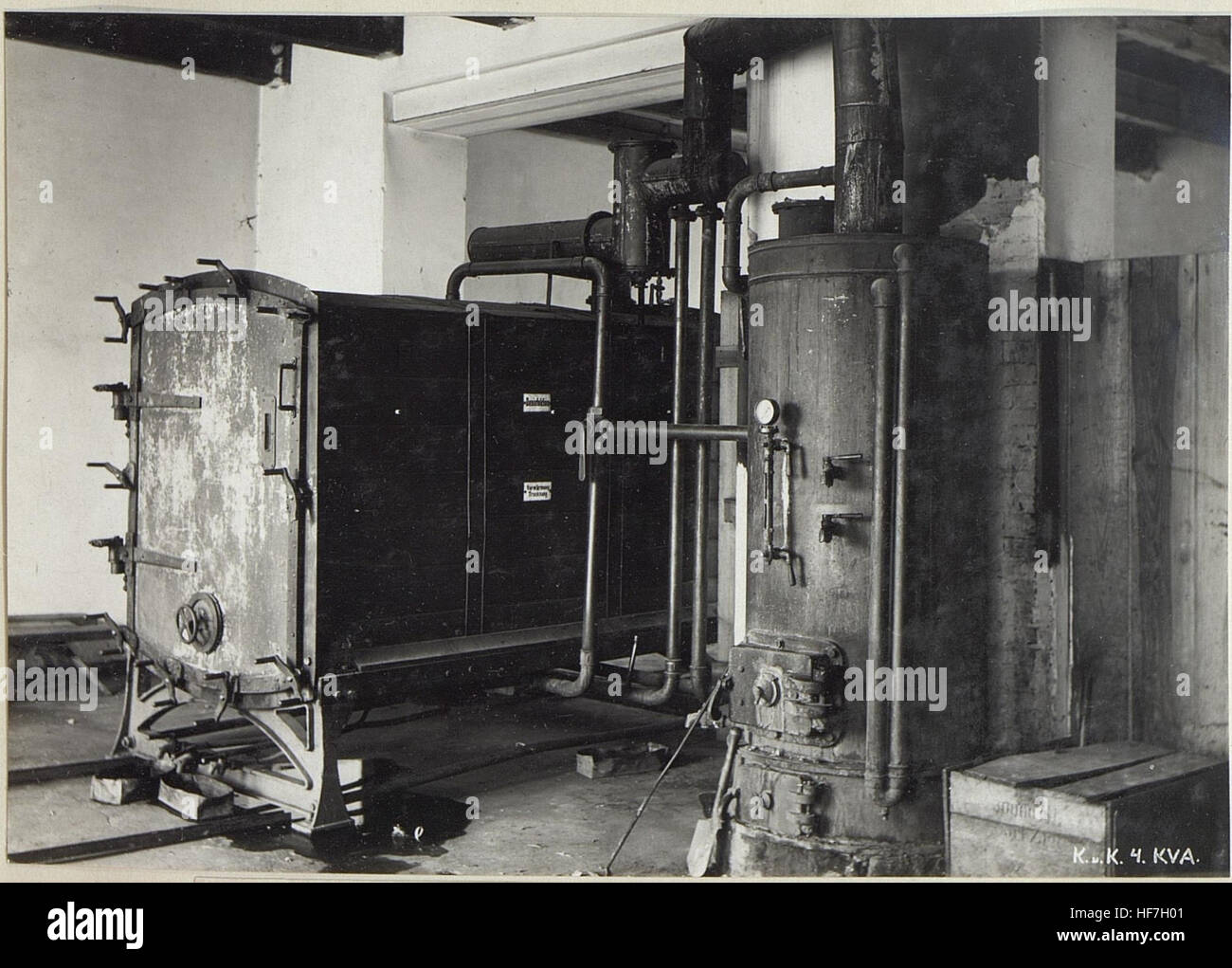 Le Stabiler Dampfdesinfektor, un désinfecteur à vapeur, a été utilisé pendant la première Guerre mondiale pour assainir le matériel militaire et prévenir la propagation de maladies. Cet objet fait partie des collections Europeana, reflétant les avancées médicales de la guerre. Banque D'Images