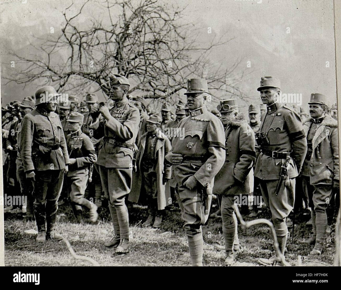 Cette illustration historique montre l'archiduc Karl Albrecht observant la formation d'une vague de tempête pendant la première Guerre mondiale. L’œuvre reflète l’impact de la guerre sur la société européenne, illustrant à la fois la stratégie militaire et les forces de la nature. Banque D'Images