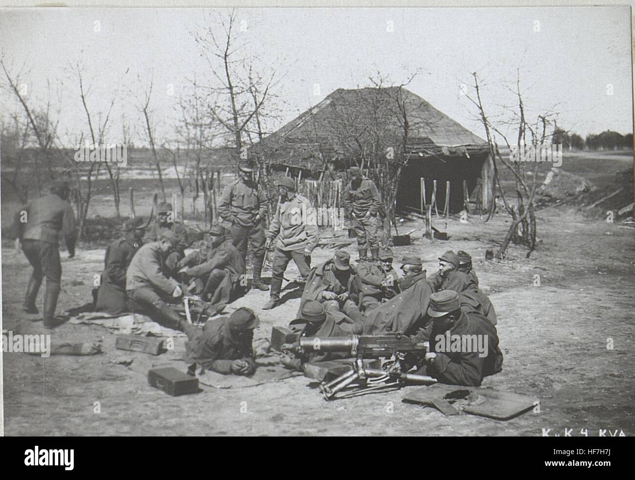 Cette image de la première Guerre mondiale montre un Maschinengewehrabteilung (division des mitrailleuses) préparant des munitions dans le Nw. Dwor, fournissant un aperçu des efforts logistiques pendant la guerre. Banque D'Images