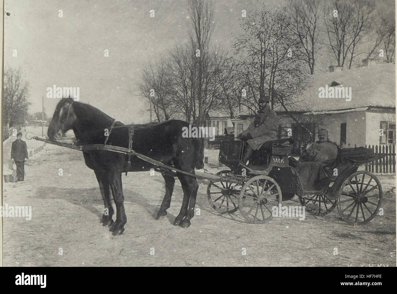Cette image de la première Guerre mondiale montre Dr Hlacik, un officier supérieur du corps médical de l'armée autrichienne (Armee San. Chef), probablement impliqué dans des activités militaires de cartographie et d'arpentage. L'image fait partie des collections Europeana, présentant des contributions militaires historiques. Banque D'Images