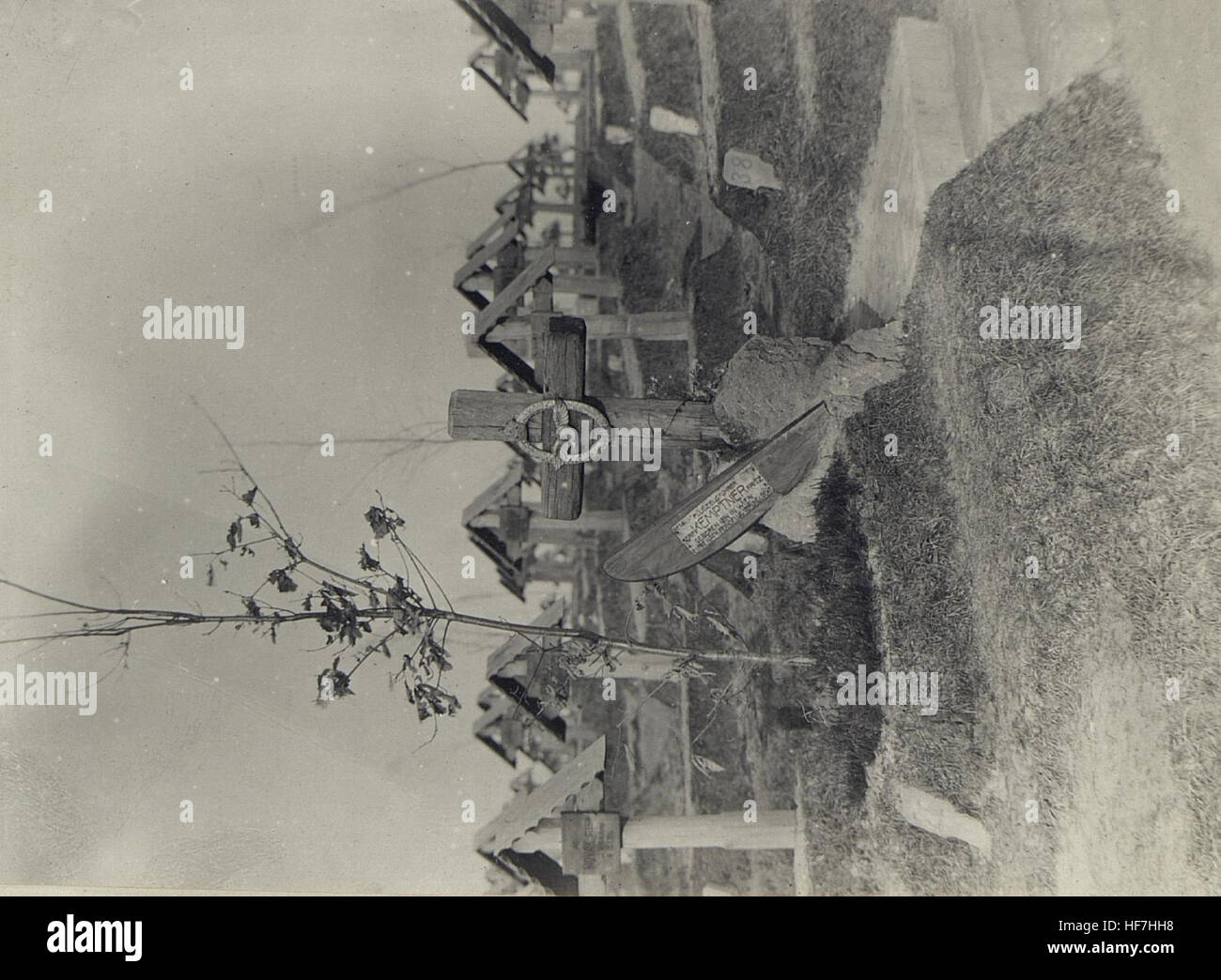 Cette illustration représente les tombes et les champs de bataille des soldats pendant la première Guerre mondiale sur le front de l'est. Il fait partie des collections Europeana, présentant la cartographie en temps de guerre et les relevés militaires du début du XXe siècle. L'image sert de document historique des conditions pendant la guerre. Banque D'Images
