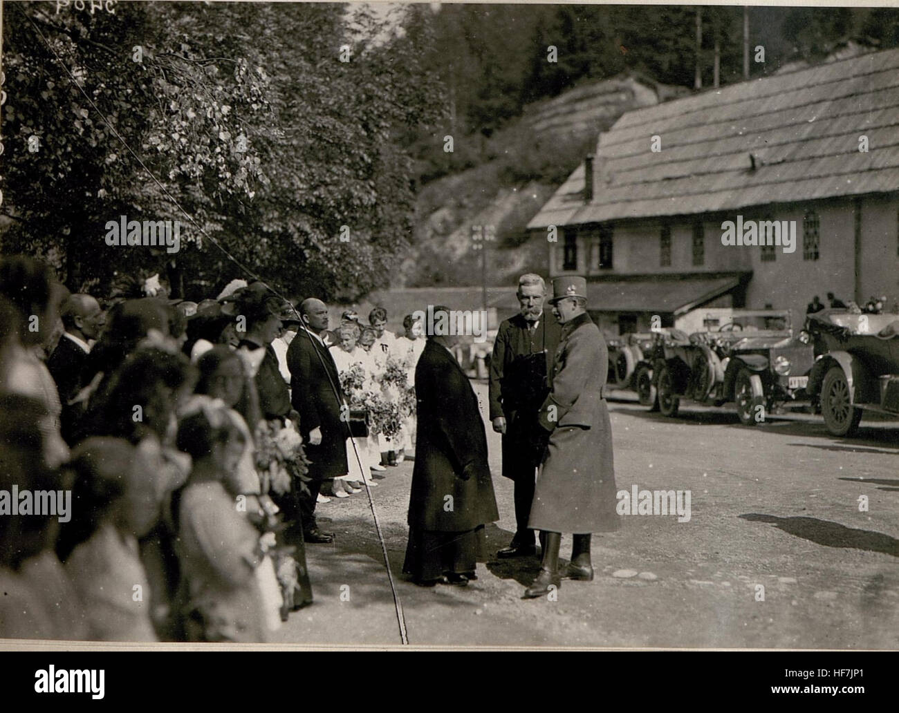 Sr.Majestät im Gespräche mit Hochw.Pfarrer von Bürgermeistr und Weissenfels. (4-6.1917.) 15798845) Banque D'Images