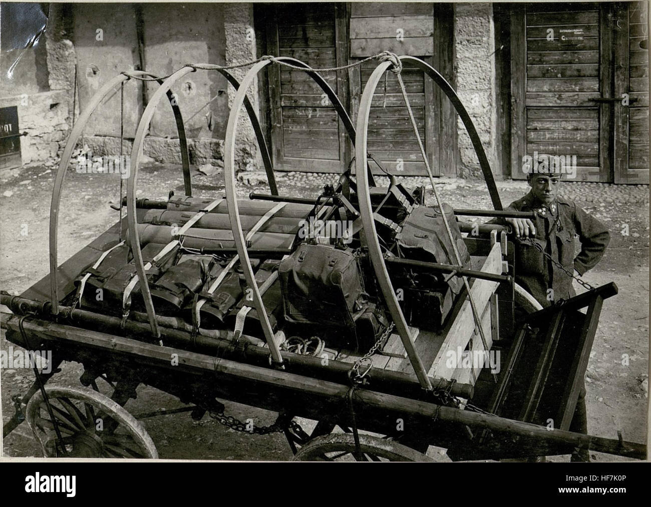 Cette photographie historique représente un wagon à bagages militaire du bataillon 506 du mess de l'artillerie pendant la première Guerre mondiale à Trient, en Italie. Il capture l'équipement utilisé pendant la logistique de guerre. Banque D'Images