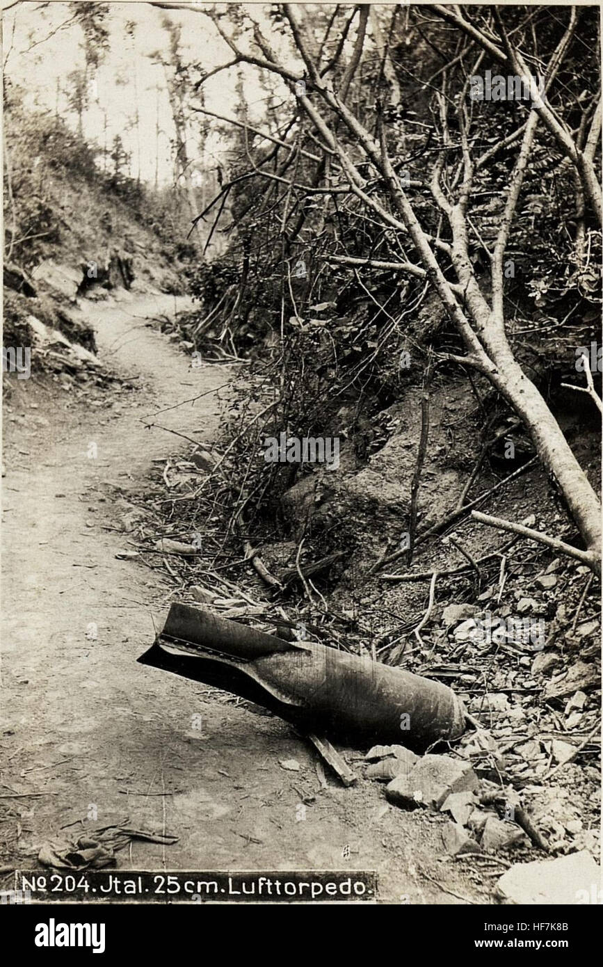 Cette image représente une torpille aérienne allemande de 25 cm datant de la première Guerre mondiale, située à Kote 140 près d'Ozreni. La photo fait partie des collections Europeana de la période 1914-1918, montrant une arme militaire importante utilisée pendant la guerre. Banque D'Images