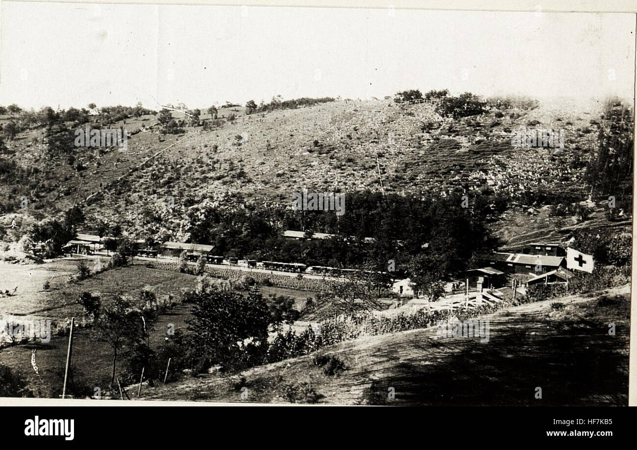 Une image historique de l'unité allemande de désinfection (Sanitätskolonne 14) stationnée près de Zalosce pendant la première Guerre mondiale la photographie capture la solennité de la vie militaire sur les lignes de front pendant la guerre. Banque D'Images