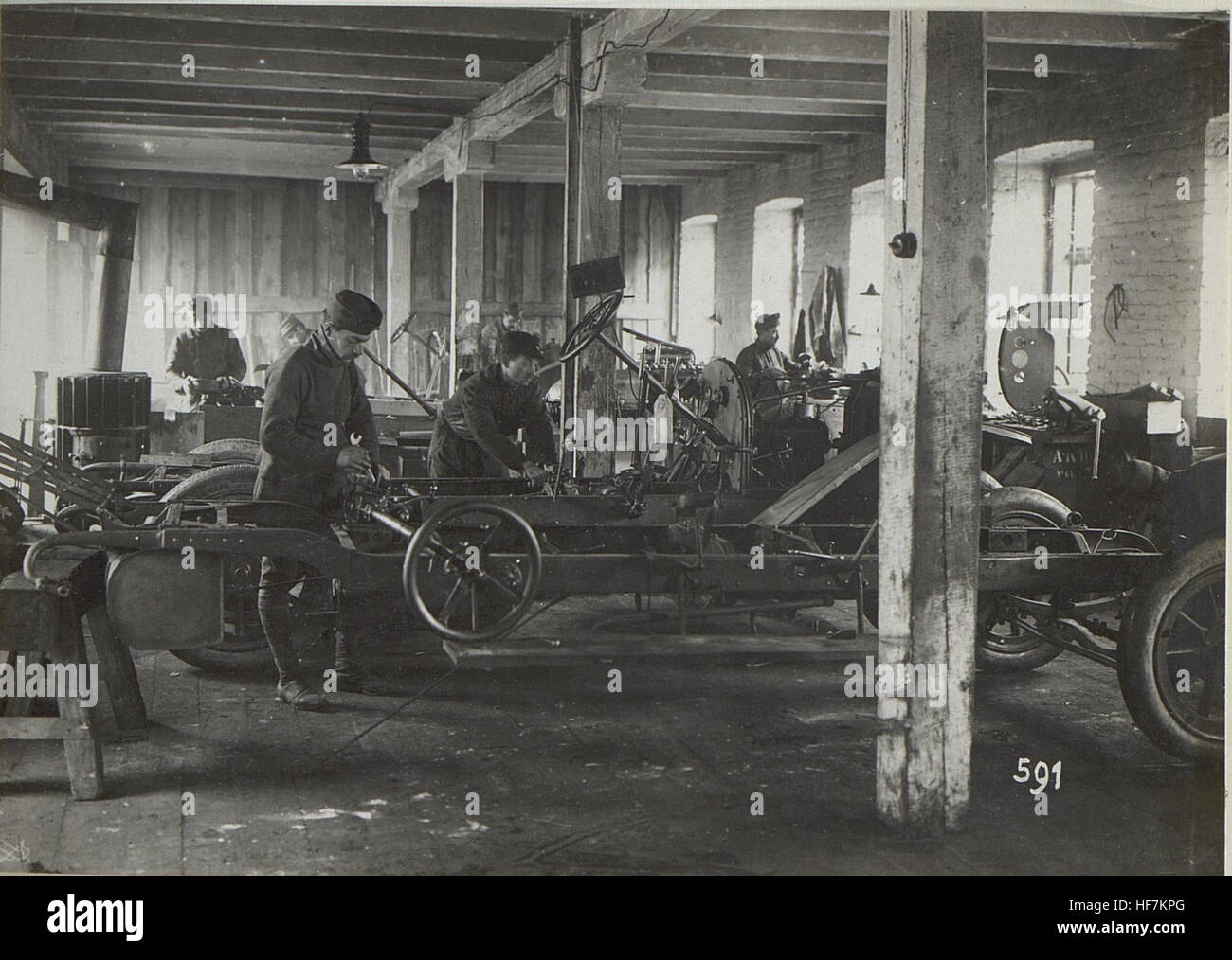 Cette image tirée du 'Kriegsalbum 95' présente les techniques d'arpentage militaire utilisées pendant la première Guerre mondiale. La collection fait partie des archives européennes documentant l'impact de la guerre sur les Nations européennes au cours de la période 1914-1918. Banque D'Images