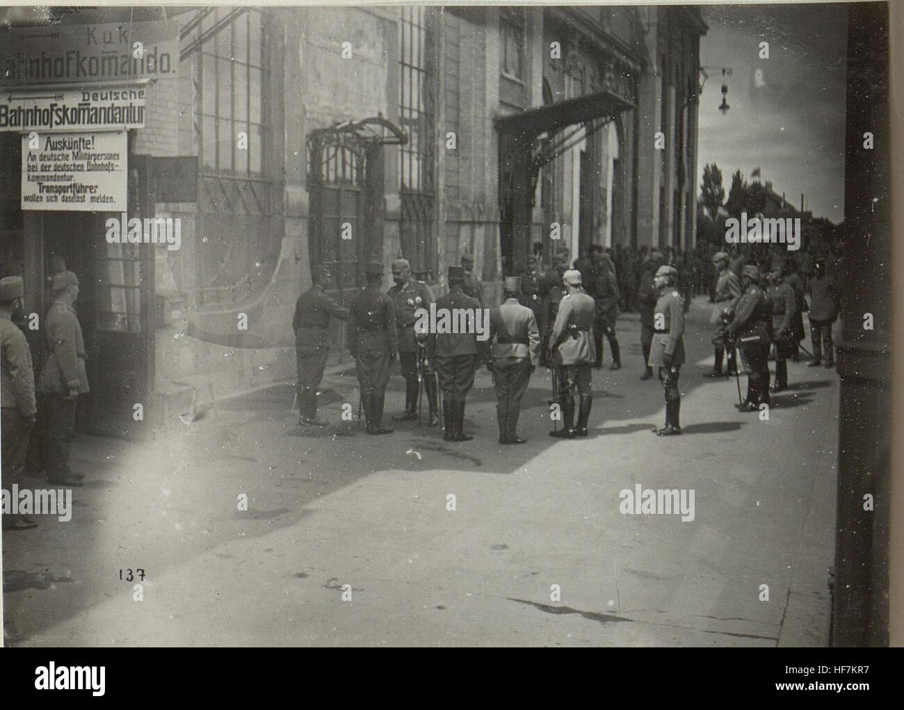 Une photographie historique documentant l'arrivée du maréchal allemand Paul von Hindenburg à Kowel pendant la première Guerre mondiale, dans le cadre des collections Europeana. Banque D'Images